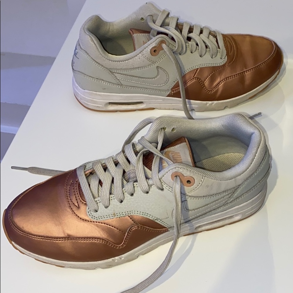 Rose Gold Nike Airmax - Picture 2 of 4